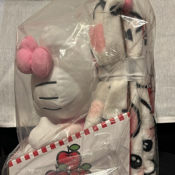 💜🩷Hello Kitty Pink Character Pillow & Throw Set NWT - Picture 2 of 3